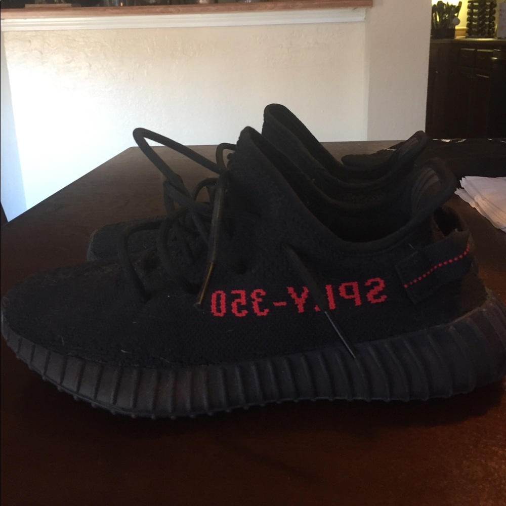 YEEZY BOOST 350 v2 BRED